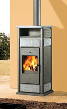 EDILKAMIN KLIMA BASE CS CON CALIENTAPLATOS de 14 Kw Estructura y fuego de acero. Serpentin de descarga térmica con válvula de seguirdad para instalación a Vaso Cerrado. Plano fuego de fundición.Frontal, laterales y base de fundición. Troncos de leña de má