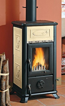 NORDICA-EXTRAFLAME DORELLA L8 LIBERTY  E PETRA 6,5 Kw.(Burdeos, pergamino o piedra natural) Revestimiento exterior de mayólica / Revestimiento exterior de piedra ollare  Puertas y cabezal de hierro fundido  Cristal ceramico que resiste hasta 750°C