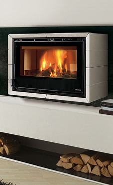 NORDICA-EXTRAFLAME FLY SOSPESO 8,5 Kw. (blanca infinity) Revestimiento exterior de mayólica  Hogar de ironker  Crystal cerámico resistente a 750°  Cajón de cenizas extraíble.