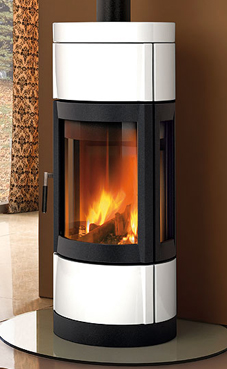 NORDICA-EXTRAFLAME FORTUNA PANORAMA 7 Kw. (blanca infinity o burdeos) Revestimiento externo en mayòlica echo a mano  Base y cuerpo giratorio en el eje Puerta del hogar en hierro colado con vidrio ceramico cada lado  Hogar en Ironker