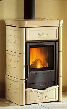 NORDICA-EXTRAFLAME NICOLETTA 8 Kw.(burdeos, capuchino o pergamino) Revestimiento exterior de mayólica decoración a mano Puertas de hierro fundido Cristal ceramico que resiste hasta 750°