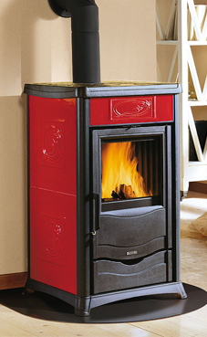 NORDICA-EXTRAFLAME ROSSELLA PLUS LIBERTY 8 Kw.(pergamino o burdeos) Revestimiento exterior de mayólica Puerta, basamento y cabezal de hierro fundido Cristal ceramico que resiste hasta 750°