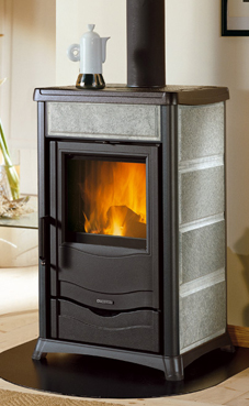 NORDICA-EXTRAFLAME ROSSELLA PLUS 8 Kw.(piedra natural o sand-ker) Revestimiento exterior de piedra natural Puerta, basamento y cabezal de hierro fundido Cristal ceramico que resiste hasta 750° Cajón extraible por la leña