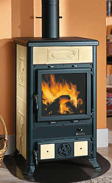 NORDICA-EXTRAFLAME ROSSELLA R1 8,8 Kw.(pergamino ,pedra natural o burdeos) Hogar en fundiciòn con sistema de post combustiòn Revestimiento externo de mayólica o piedra natural Puertas y cabecera de fundición esmaltada Crystal cerámico resistente a 750°