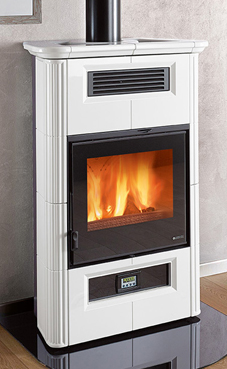 NORDICA-EXTRAFLAME WANDA CLASSIC 9,4 Kw. (blanca infinity o burdeos) Canalizada - Revestimiento exterior de mayólica - Hogar de fundición y ironker con sistema de postcombustion precalibrado - Hogar a llama vertical