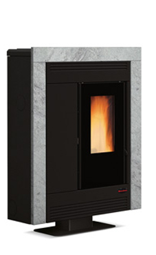 NORDICA-EXTRAFLAME SOUVENIR LUX PT (piedra natural)3,7-10,2 kW Revestimiento en acero barnizado y mayólica. Hogar en fundición extraíble. Vitro cerámico resistente a 750°.